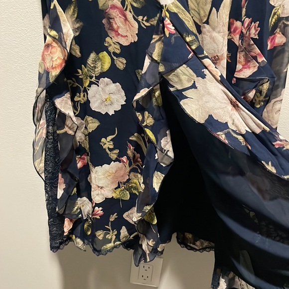 ALICE + OLIVIA Moody Floral Silk & Lace Skirt. Size 4 - Picture 9 of 11